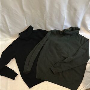 Uniqlo Men's Black and Green Turtleneck Sweater Set